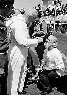 El Papa reprende a Ernesto Cardenal, en 1983
