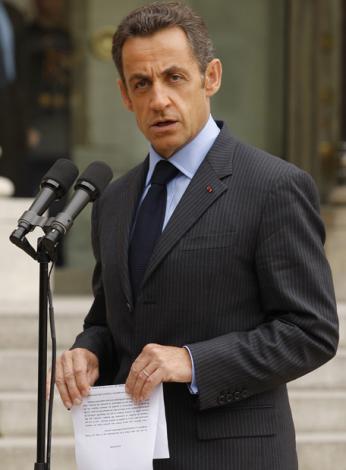 /upload/fotos/blogs_entradas/el_presidente_de_francia_nicolas_sarkozy_lee_el_comunicado_en_delante_del_palacio_del_elseo_med.jpg