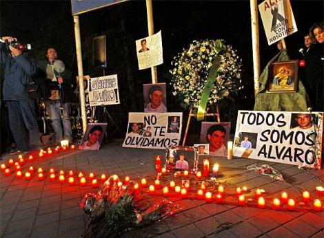 /upload/fotos/blogs_entradas/flores_y_velas_a_las_puertas_del_balcn_de_rosales_en_memoria_del_joven_asesinado._med.jpg