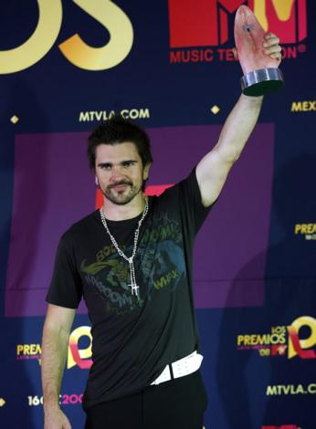 /upload/fotos/blogs_entradas/juanes_posa_tras_la_entrega_de_los_premios_mtv_latinoamrica_2008_med.jpg