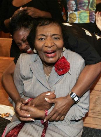 /upload/fotos/blogs_entradas/la_hermana_del_activista_por_los_derechos_civiles_martin_luther_king_se_emociona_al_escuchar_la_noticia_de_la_victoria_de_barack_obama_med.jpg