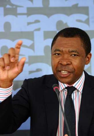 /upload/fotos/blogs_entradas/okwui_enwezor_comisario_de_la_bienal_internacional_de_arte_contemporneo_de_sevilla_med.jpg