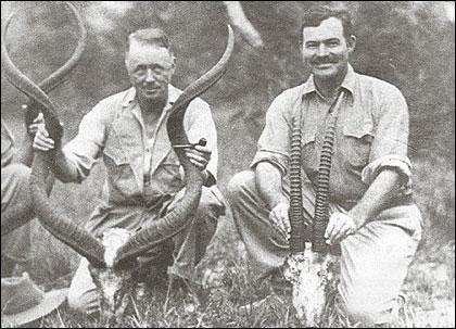 Hemingway de cacería. Fotografía tomada de "Honey for the Bears. Essays and commentary by Matthew Asprey", http://matthewasprey.wordpress.com/2007/12/03/ Hemingway de cacería. Fotografía tomada de "Honey for the Bears. Essays and commentary by Matthew Asprey", http://matthewasprey.wordpress.com/2007/12/03/