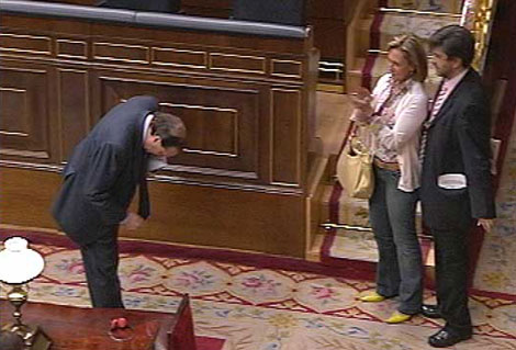 Martínez Pujalte, al ser expuldado del Congreso en mayo de 2006