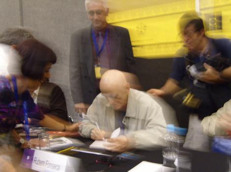 Fonseca, firmando libros