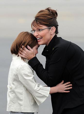 /upload/fotos/blogs_entradas/sarah_palin_es_recibida_por_su_hija_piper_med.jpg