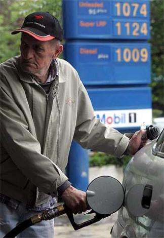 /upload/fotos/blogs_entradas/un_hombre_reposta_gasolina_med.jpg