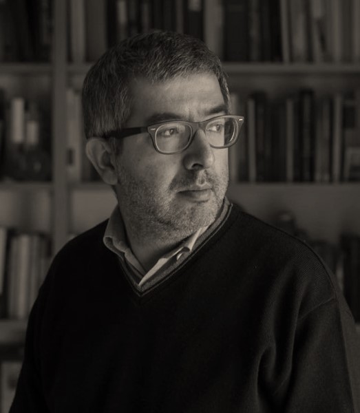 «La intensa vida del poeta e intelectual, figura clave de la cultura catalana, la reconstruye cuidadosamente el ensayista». Ignacio Pato Lorente, eldiario.es